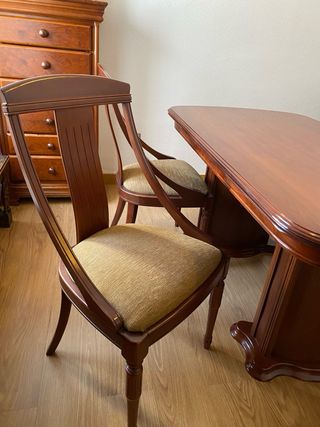 Mesa de comedor extendible y 4 sillas de madera.