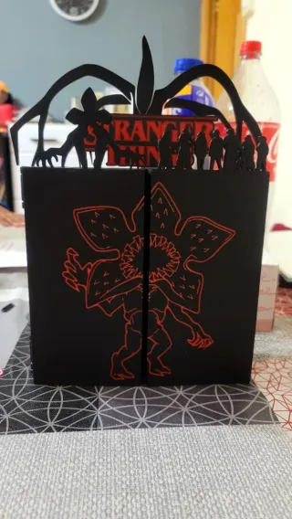 Expositor Stranger Things extras reloj y vecna.