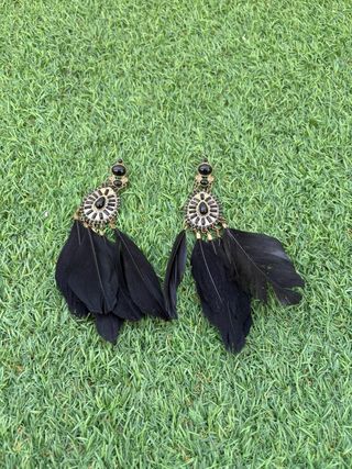 Pendientes largos plumas negros y dorados