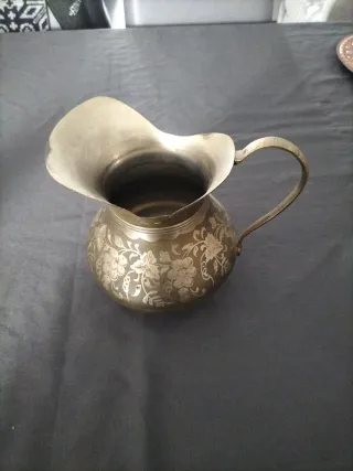 Brocca antica decorata floreale