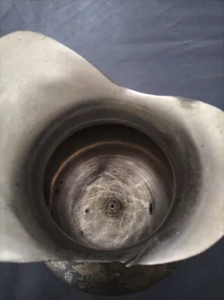 Brocca antica decorata floreale