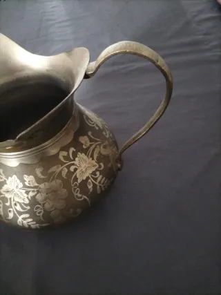 Brocca antica decorata floreale