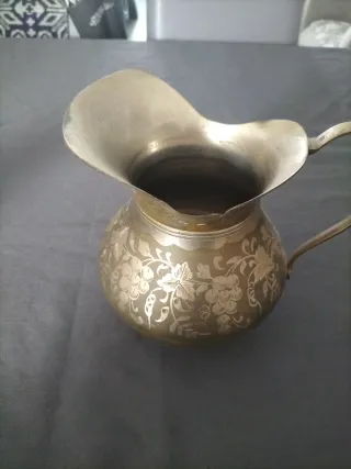 Brocca antica decorata floreale