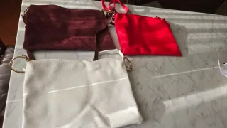 Borse rosse, bianche e bordeaux