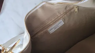 Borse rosse, bianche e bordeaux