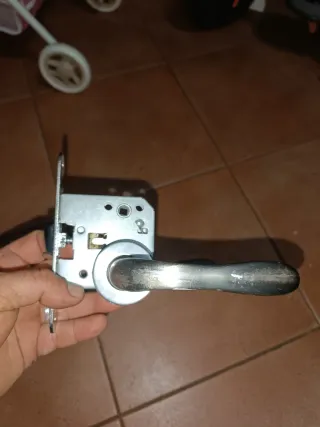 Cerradura y manilla de puerta