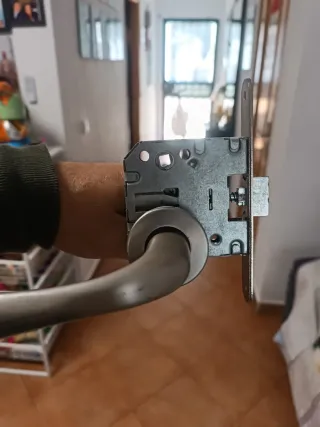 Cerradura y manilla de puerta
