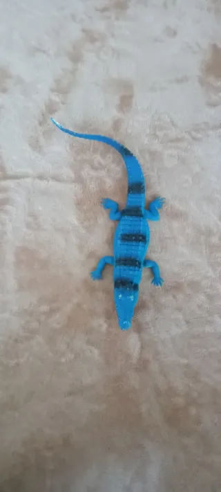 Cocodrilo azul de juguete