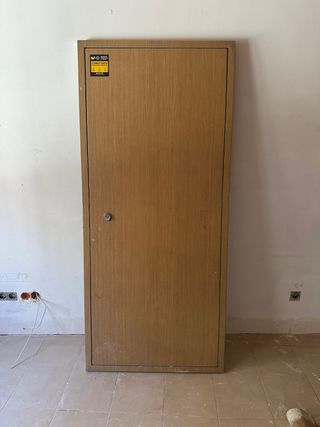 Puerta antiocupación acero color madera