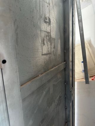 Puerta antiocupación acero color madera