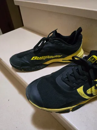Zapatillas Bullpadel pádel negras y amarillas