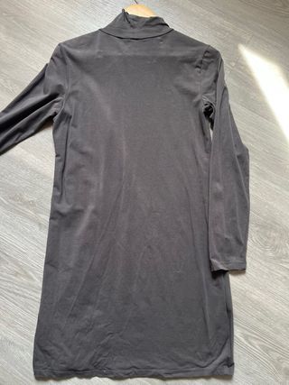 Vestido gris de cuello alto