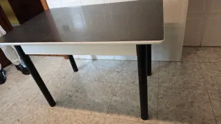 Mesa de cocina negra y blanca