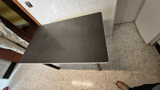 Mesa de cocina negra y blanca