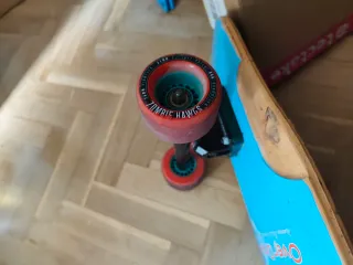 Longboard Negro con Ruedas Rojas