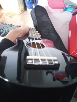 Ukelele negro sin usar