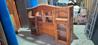 Mueble provenzal de madera y cristal