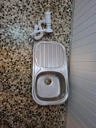 Fregadero de cocina de acero inoxidable.