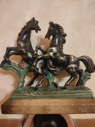 Figura de dos caballos en bronce