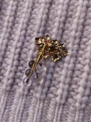 Broche oro y racimo uvas