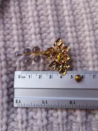 Broche oro y racimo uvas