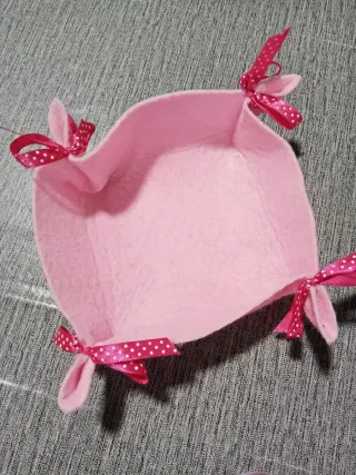 Cestini in panno decorati con nastri