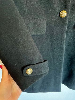Abrigo negro El Corte Inglés botones dorados