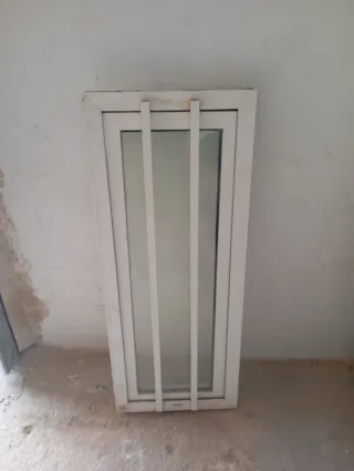 Ventana abatible de aluminio blanca