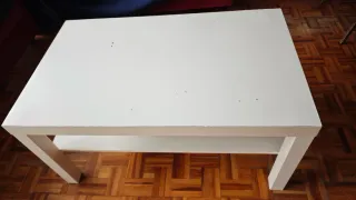 Mesa auxiliar blanca de madera