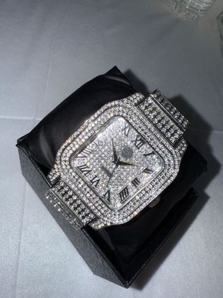 Reloj de lujo con diamantes