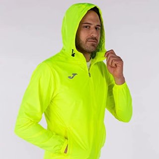 Chubasquero running Joma Elite VIII