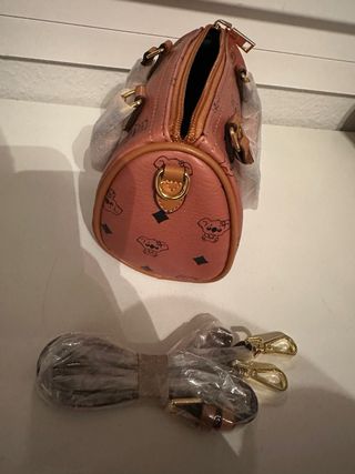 Bolso pequeño marrón con koalas con bolsa.