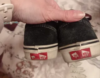 Zapatillas Vans Negras Cordones burdeos