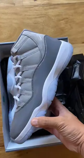 Jordan 11 Gris y Blanco