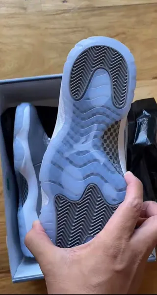 Jordan 11 Gris y Blanco