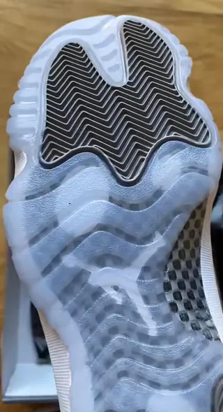 Jordan 11 Gris y Blanco