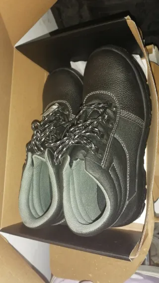 Botas de seguridad nuevas con caja