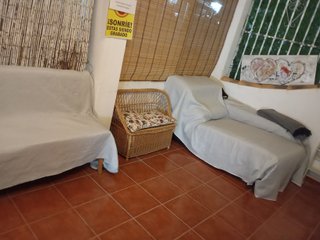 Sofá-baul de mimbre con cojines