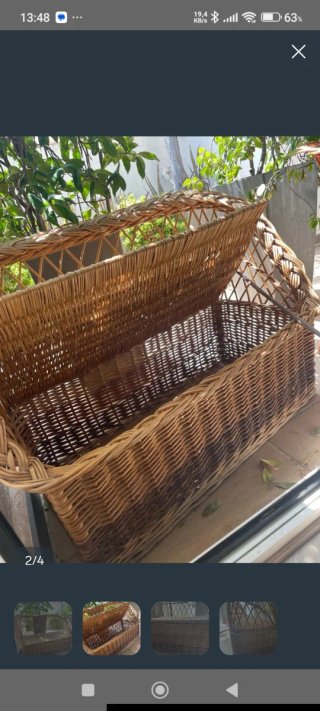 Sofá-baul juguetero de mimbre con cojines