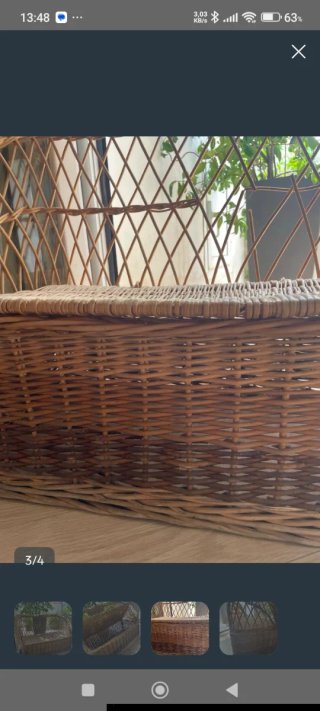 Sofá-baul juguetero de mimbre con cojines