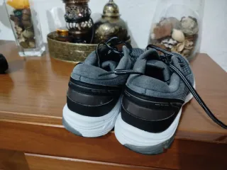 Zapatillas deportivas grises y negras