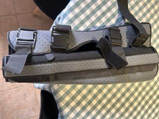 Rodillera ajustable con velcros ortopédica