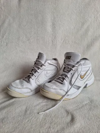 Zapatillas Nike Blancas y Doradas