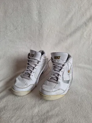 Zapatillas Nike Blancas y Doradas