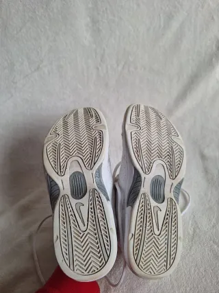 Zapatillas Nike Blancas y Doradas