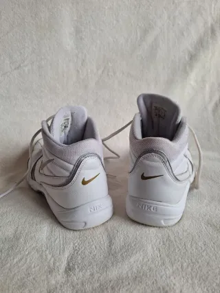 Zapatillas Nike Blancas y Doradas