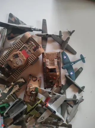 Modellini militari aerei e carri armati