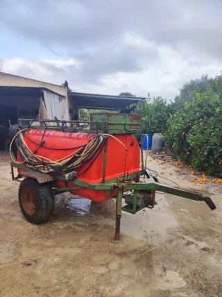 Cuba de 2200L. y atomizador de 1000L para tractor