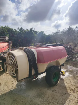 Cuba de 2200L. y atomizador de 1000L para tractor