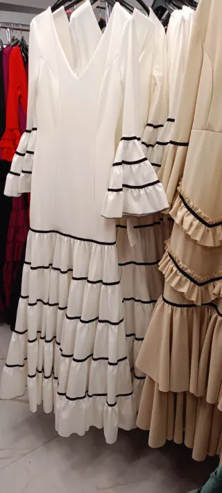 Traje de flamenca blanco y rojo